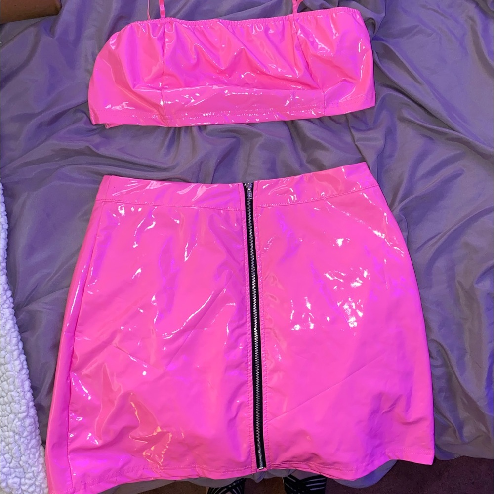 Cute two piece. Fits like a medium. Never worn❤️